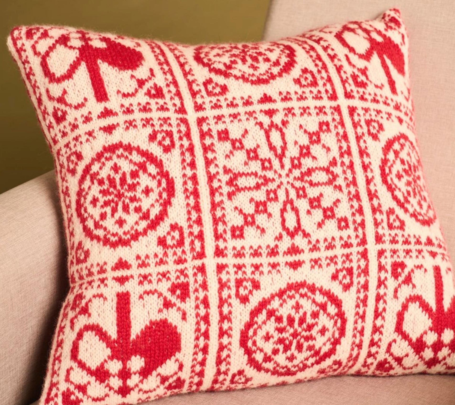 Cushion Juleteppe Knit Along Yarn Kit - Arne & Carlos